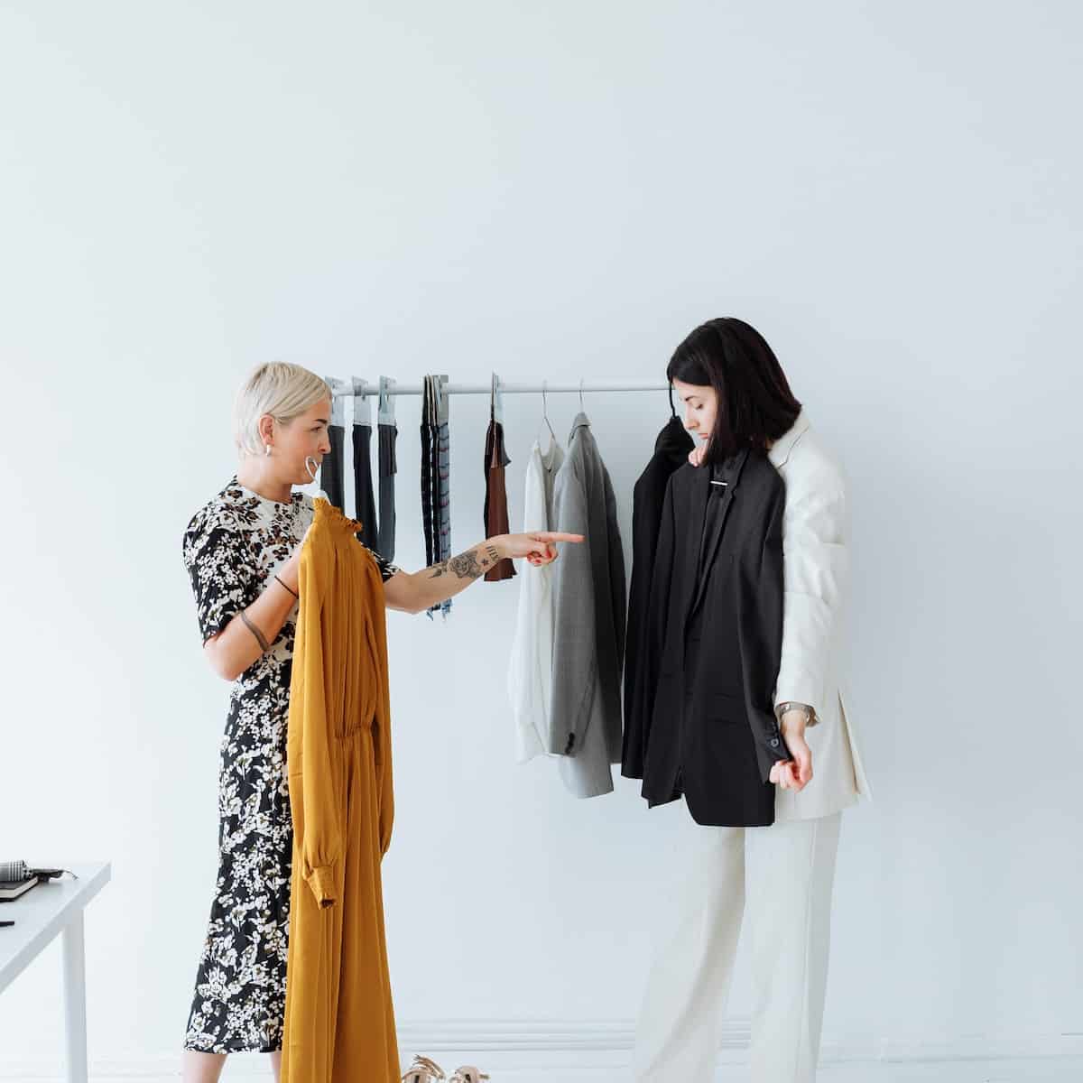 Fashion-swap: due donne discutono di due vestiti durante uno swap party