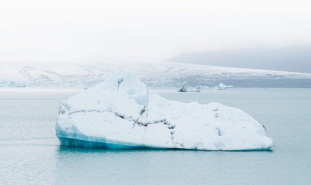 La situazione dei ghiacci in Groenladia ci dovrebbe mettere in allarme: lo scioglimento è sempre più rapido. Ecco cosa sta succedendo.