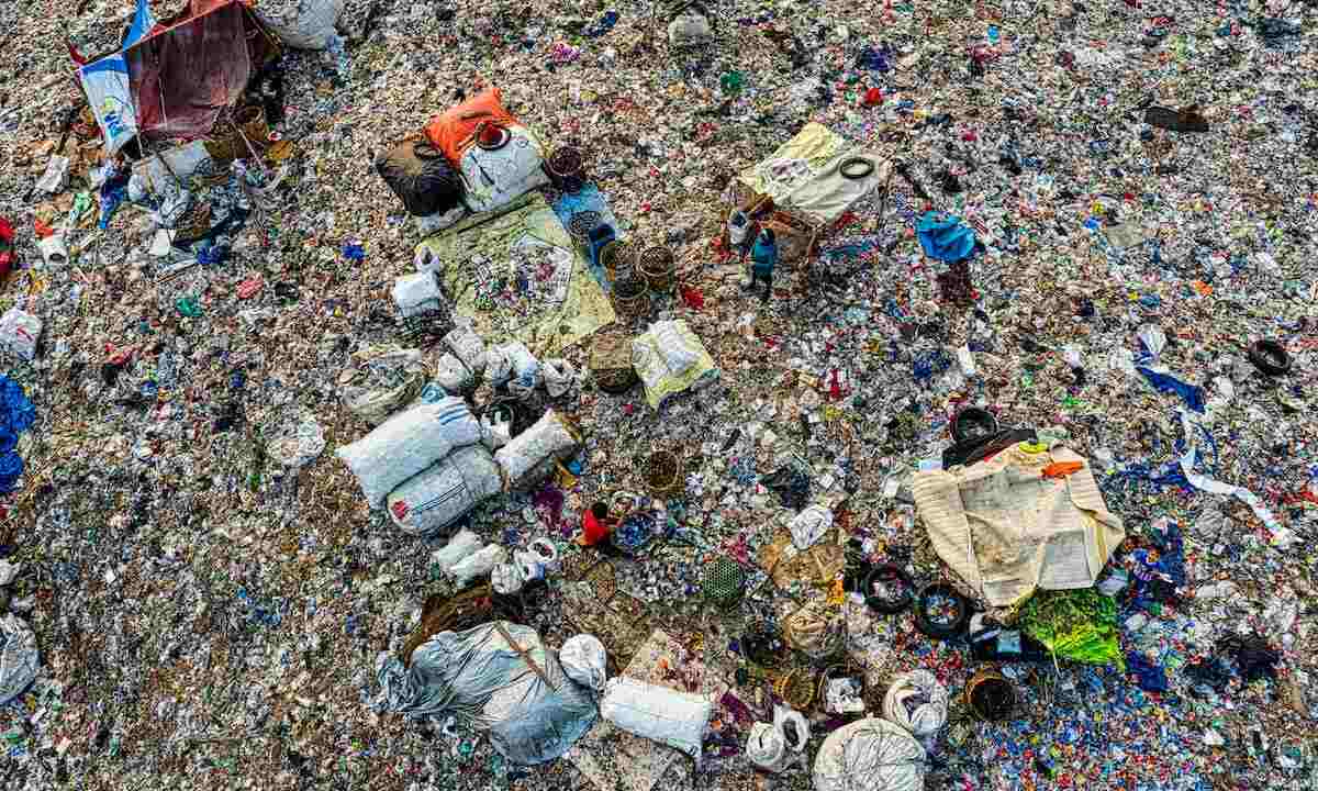 End of waste: una discarica stracolma