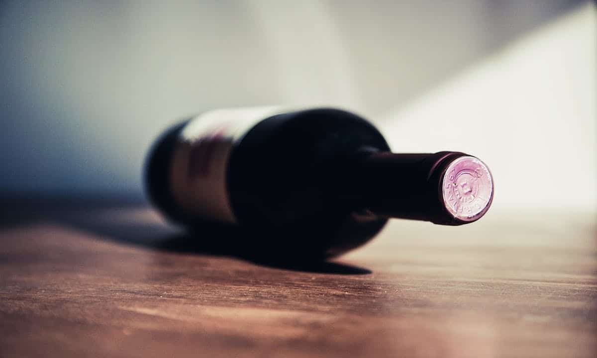 Scarti del vino: una bottiglia di rosso