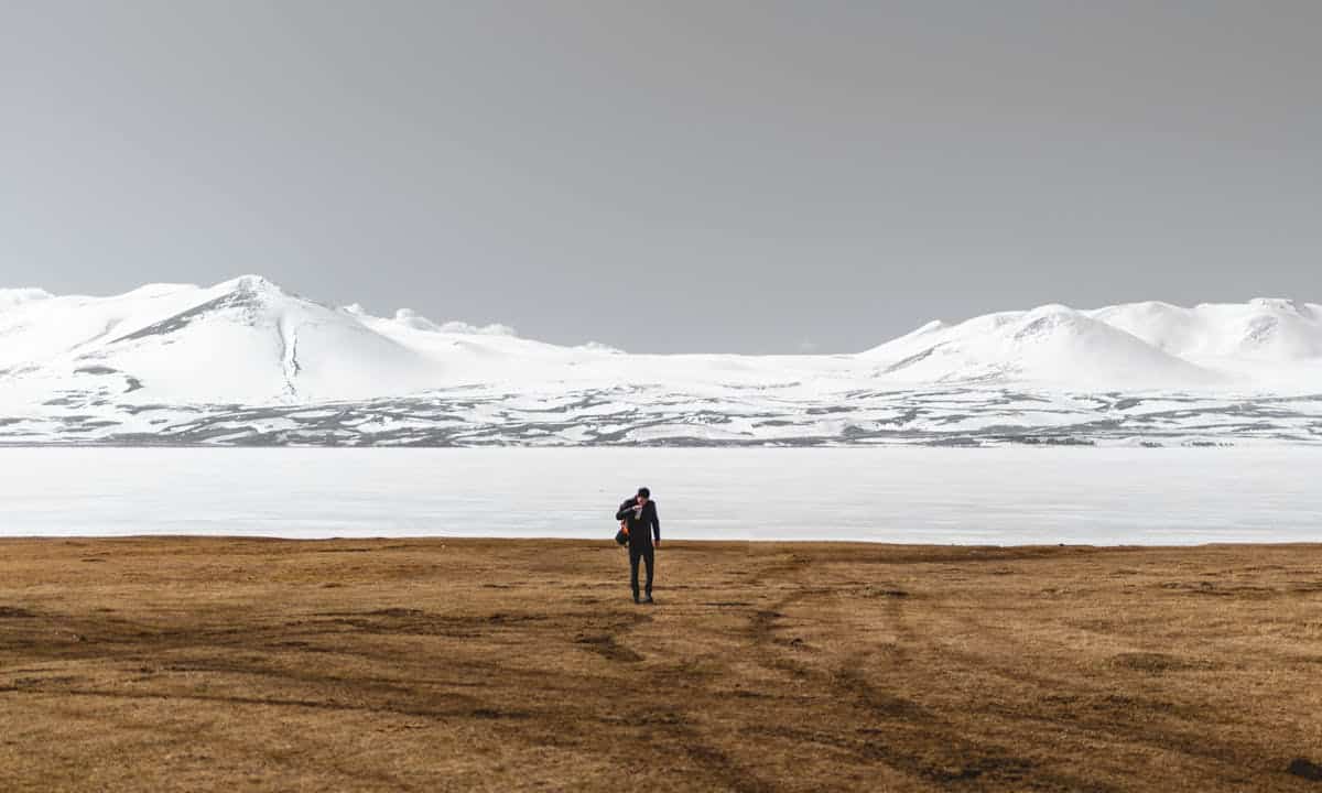 Gas fluorurati: un uomo cammina sulla linea di scioglimento dei ghiacci