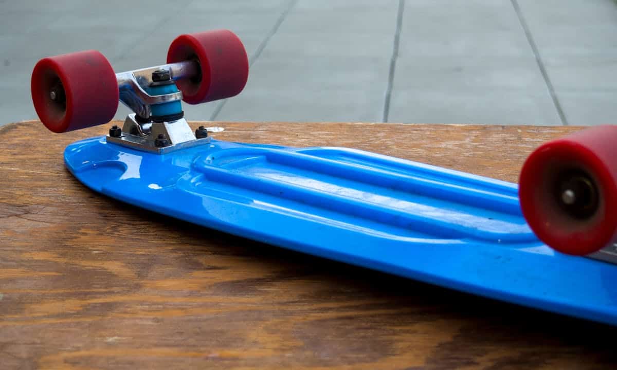 Riciclo del plexiglass: uno skate blu