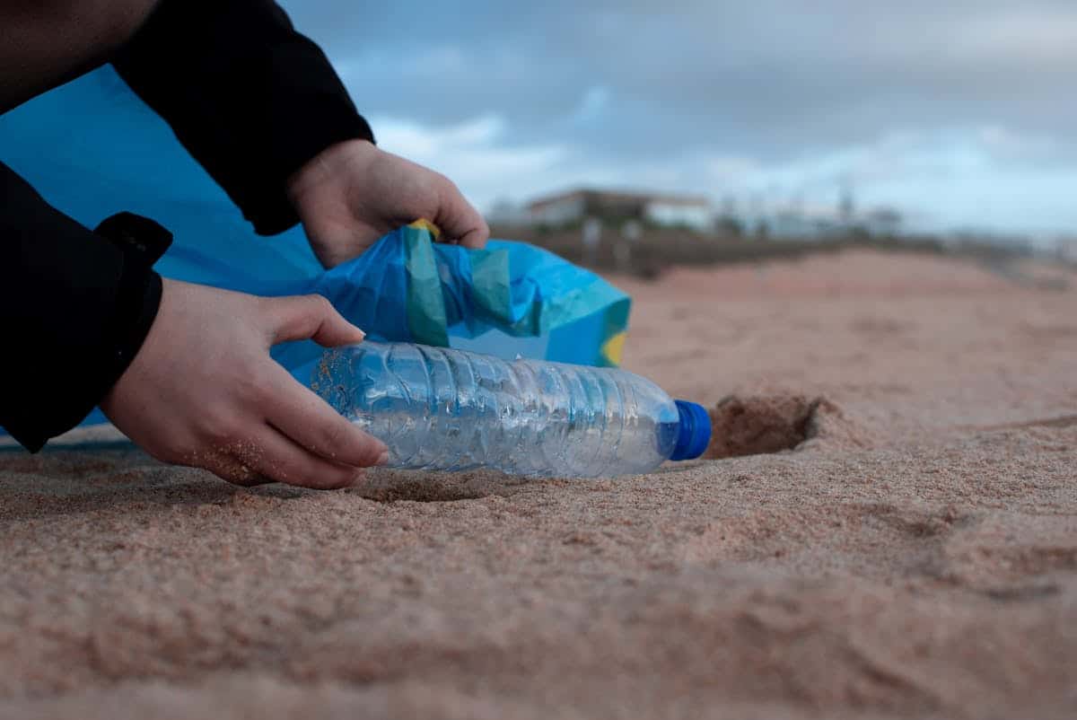 Comuni rifiuti free: raccolta della plastica in spiaggia