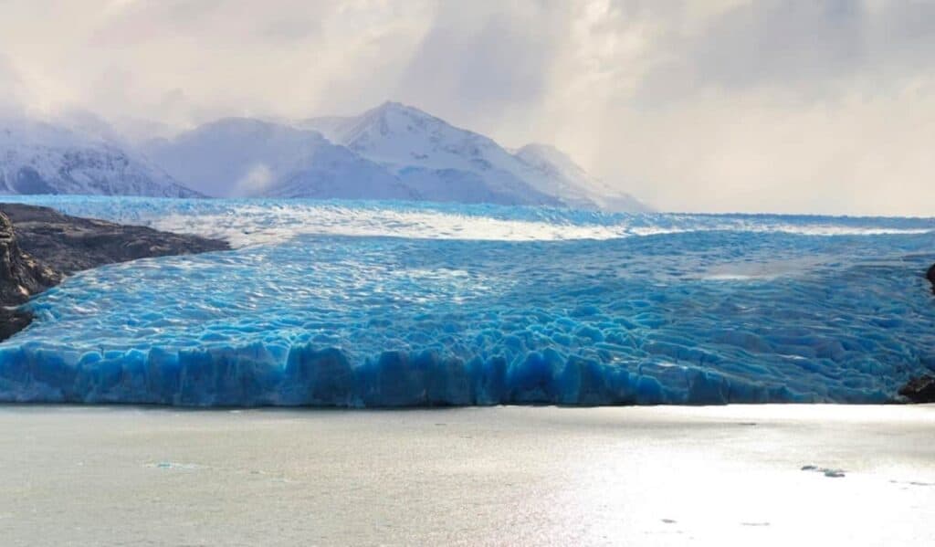La glaciologia è la materia che studia la composizione dei ghiacci di alta quota e delle calotte polari: ecco a cosa serve e perché è così importante.