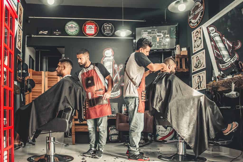 Dove si buttano i capelli: uomini dal parrucchiere