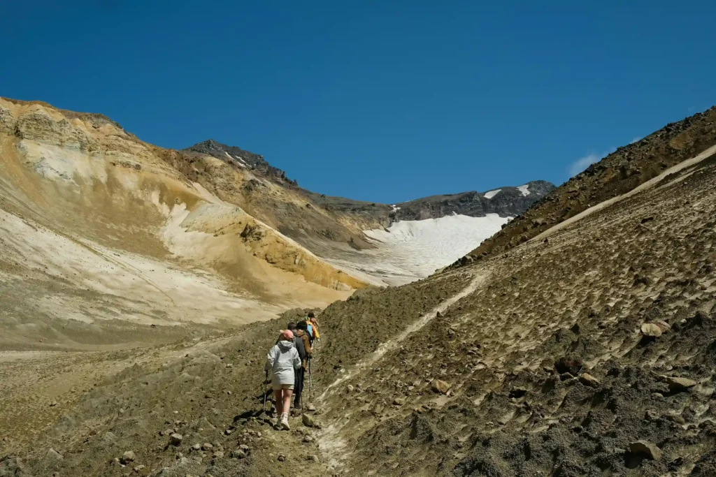 Documentari sulla sostenibilità: escursionisti camminano oltra la linea del dissolvimento del ghiaccio