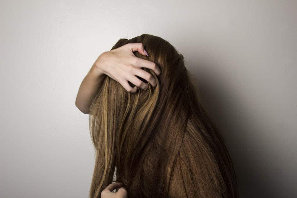 Dove si buttano i capelli: una donna nascosta dietro i suoi capelli