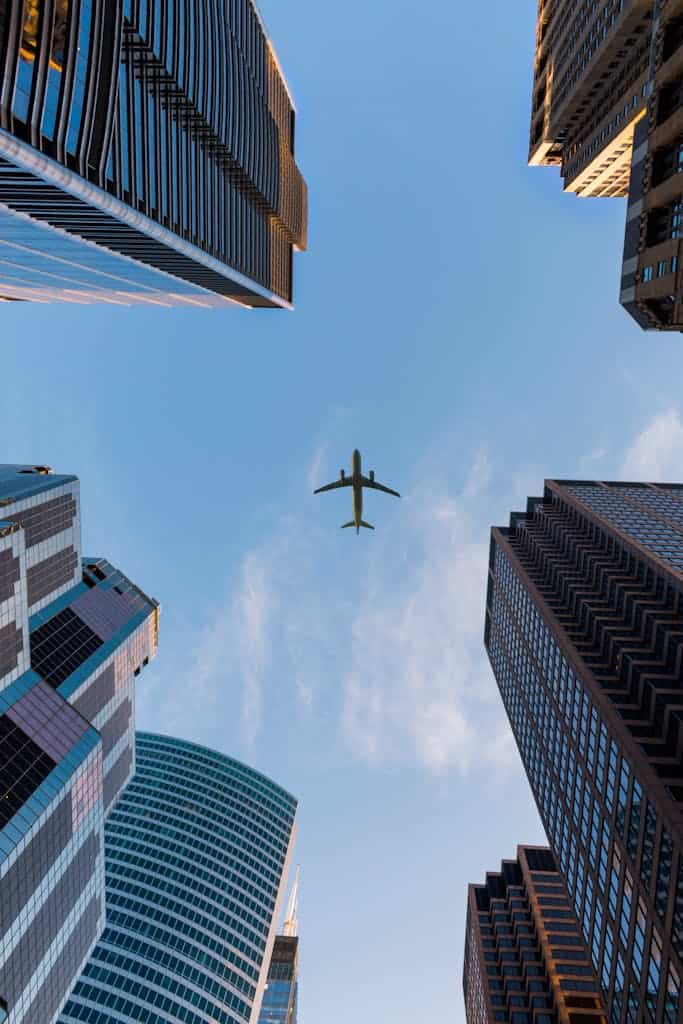Aerei a idrogeno: un aereo sorvola una metropoli