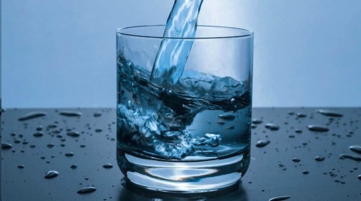 Acqua versata in un bicchiere