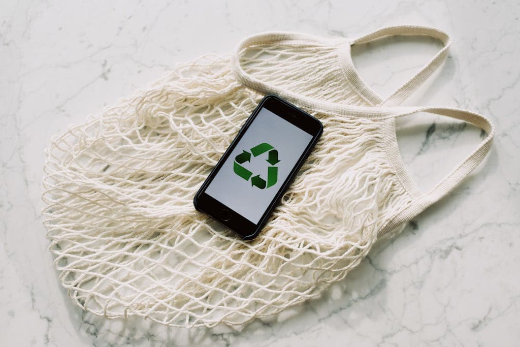 riciclare silicio: un cellulare riporta il logo del riciclo