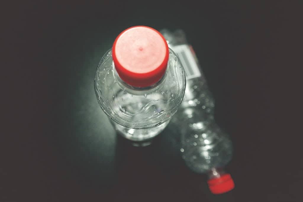 Tappi di plastica: due bottigliette di acqua minerale