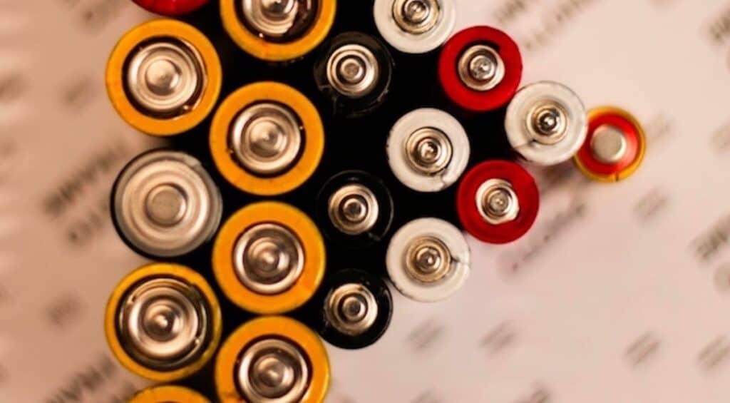 Le batterie allo stato solido rappresentano una potenziale rivoluzione per immagazzinare energia: ecco tutte le curiosità a riguardo.