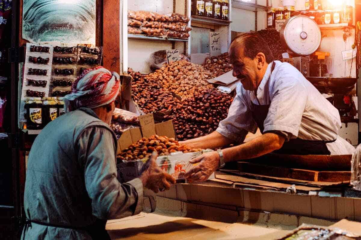 Spesa sostenibile: un commerciante cede frutta secca locale