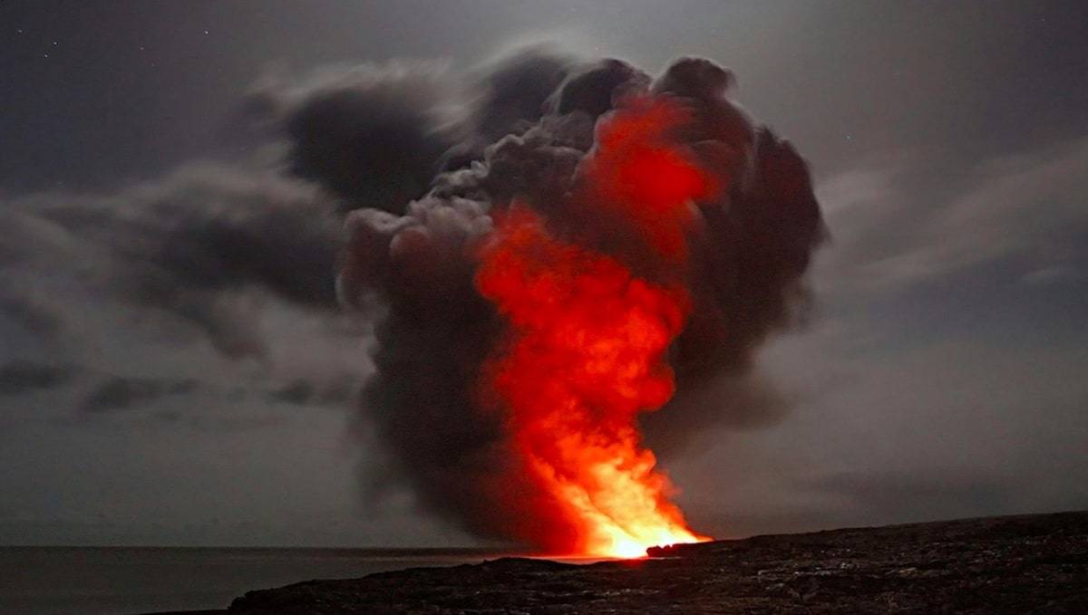 Una bomba esplode in una zona di guerra