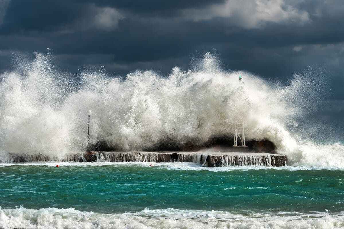 Cos'è il downburst: onde che si infrangono su un'isola