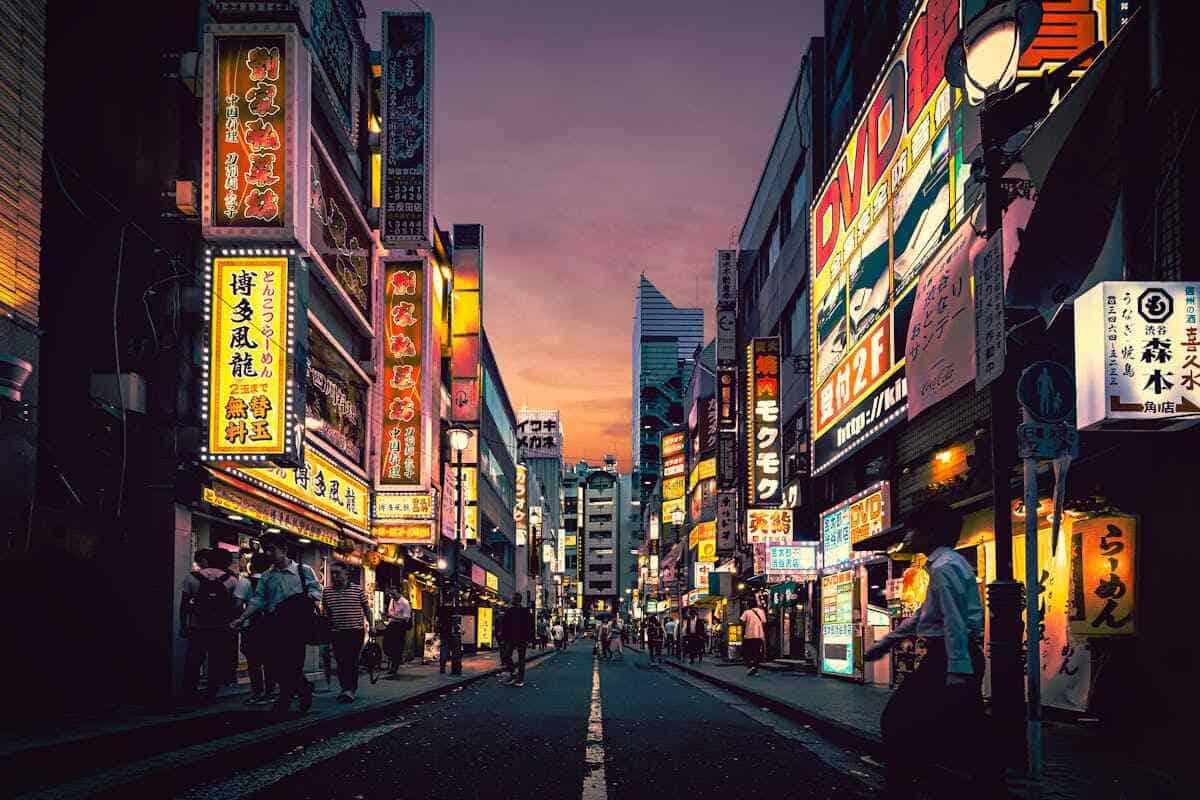 G Cans: foto panoramica di una strada a Tokyo