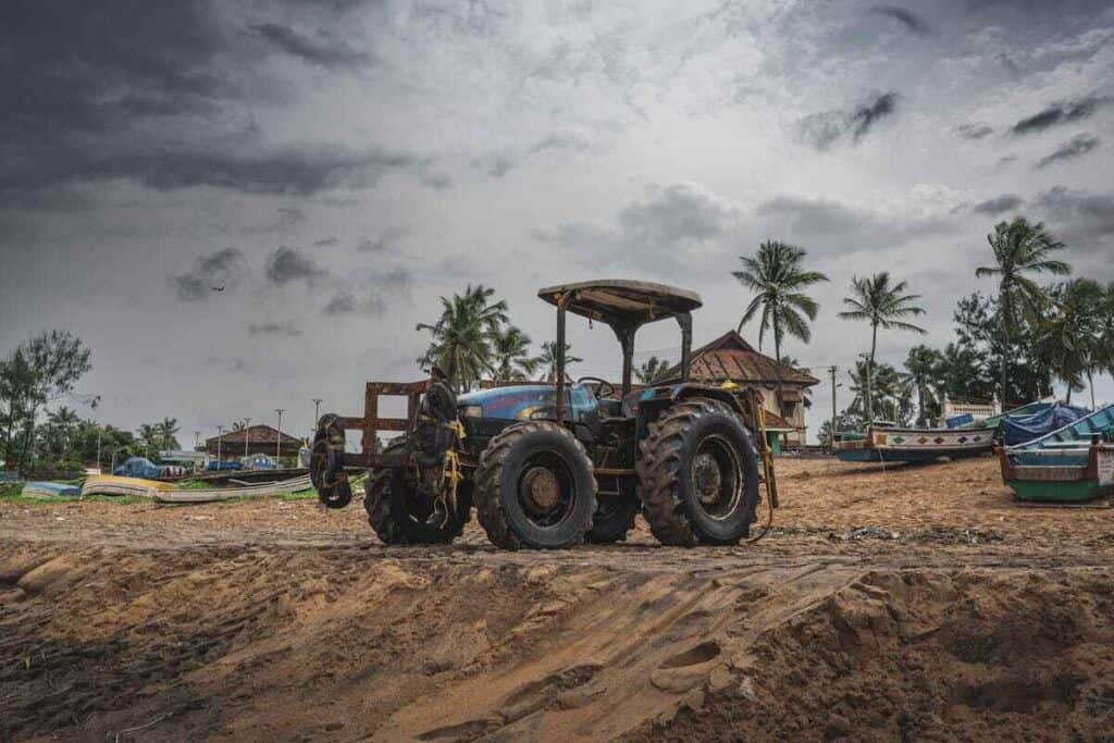 Notti tropicali: un trattore su un campo incolto