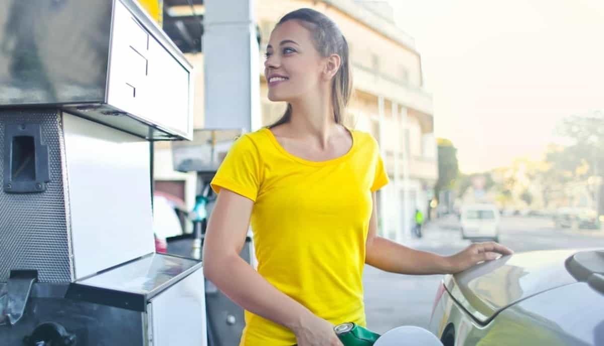 Una ragazza che fa benzina