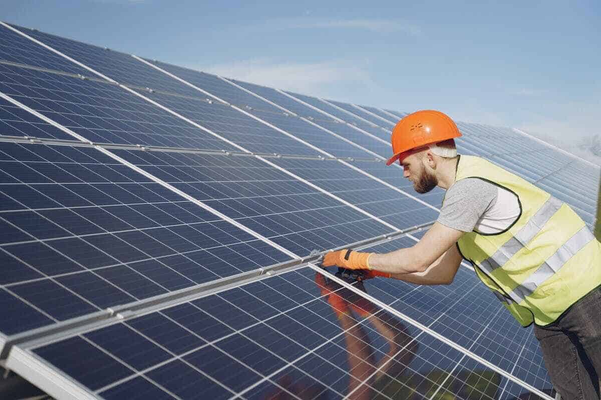 Tenda fotovoltaica: un operaio installa alcune celle