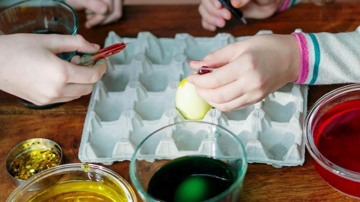 Bambini che giocano con un cartone delle uova