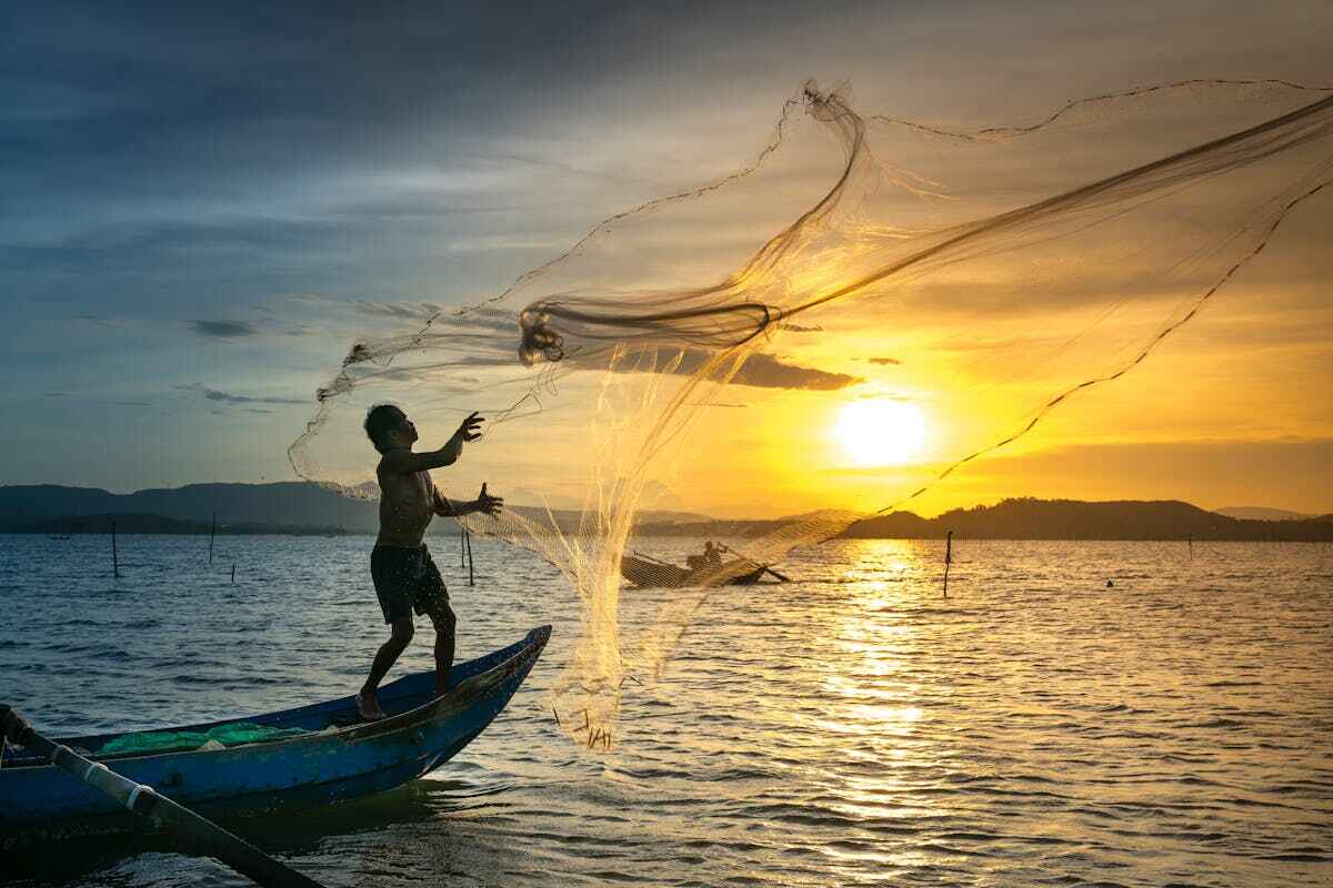 Missione Euridice: un pescatore getta in acqua la sua rete