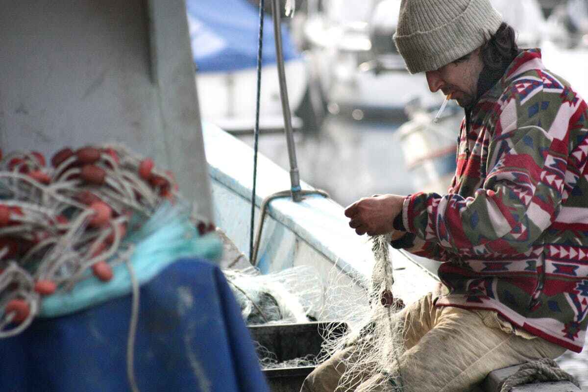 Missione Euridice: un pescatore ripulisce le reti a bordo della propria barca