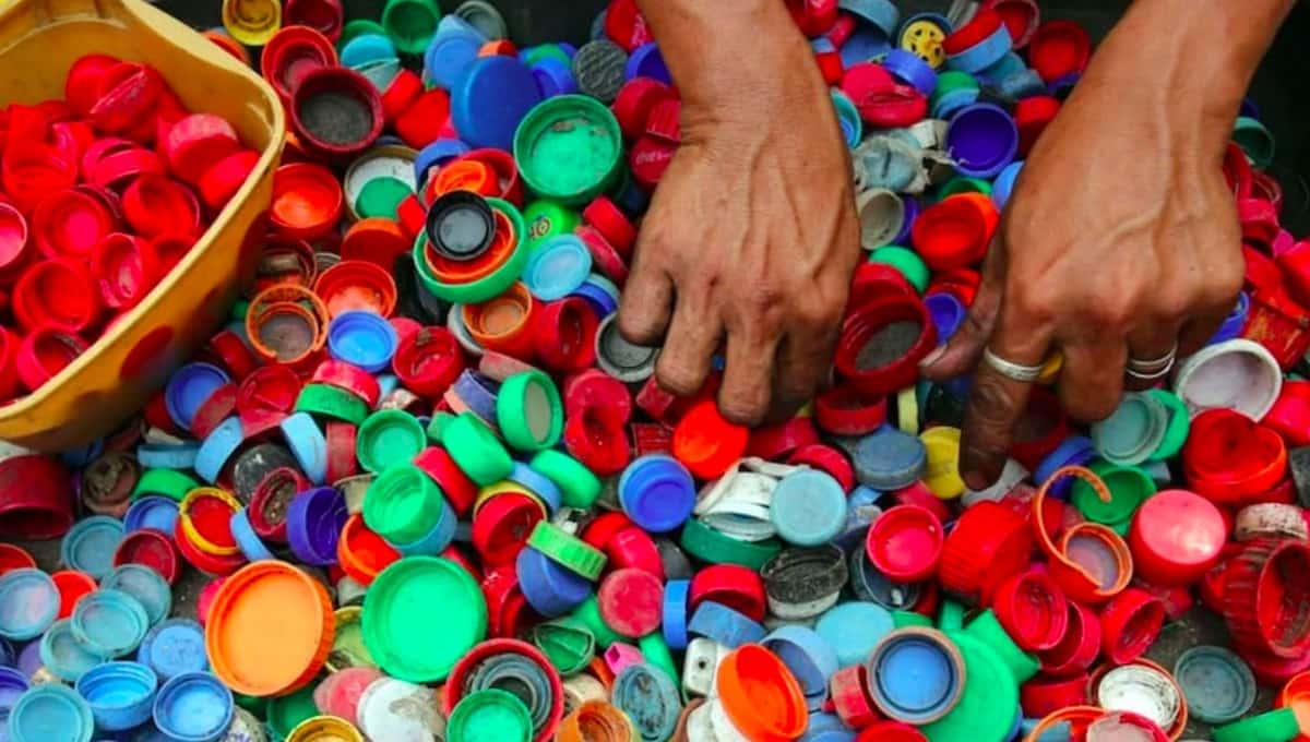 Tanti tappi di plastica di diversi colori