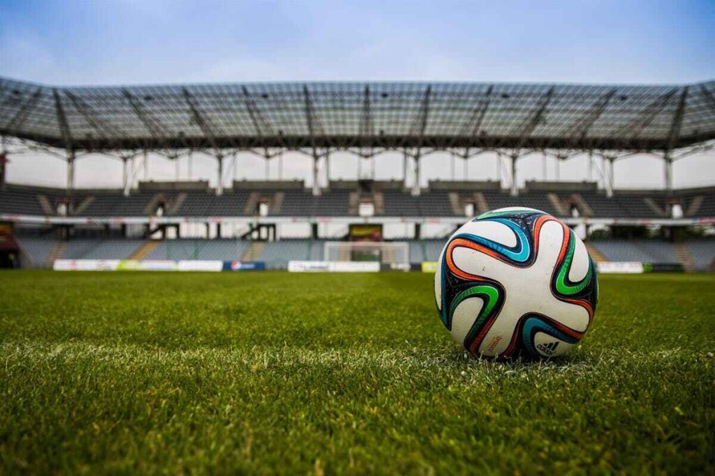 bosco dello sport: un pallone all'interno di uno stadio di calcio