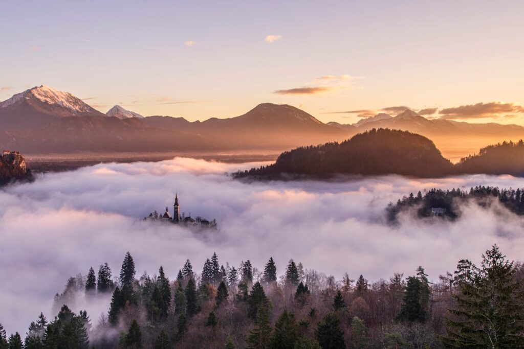 CloudFisher: banchi di nebbia a valle di alcune montagne