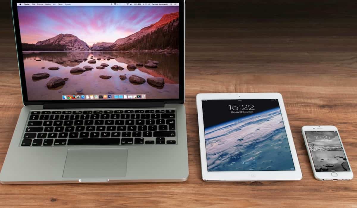 Un laptop, un iPad e uno smartphone