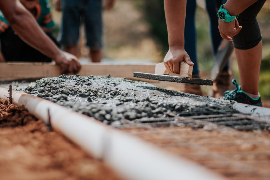 Cemento riciclato: carpentieri che stendono il cemento