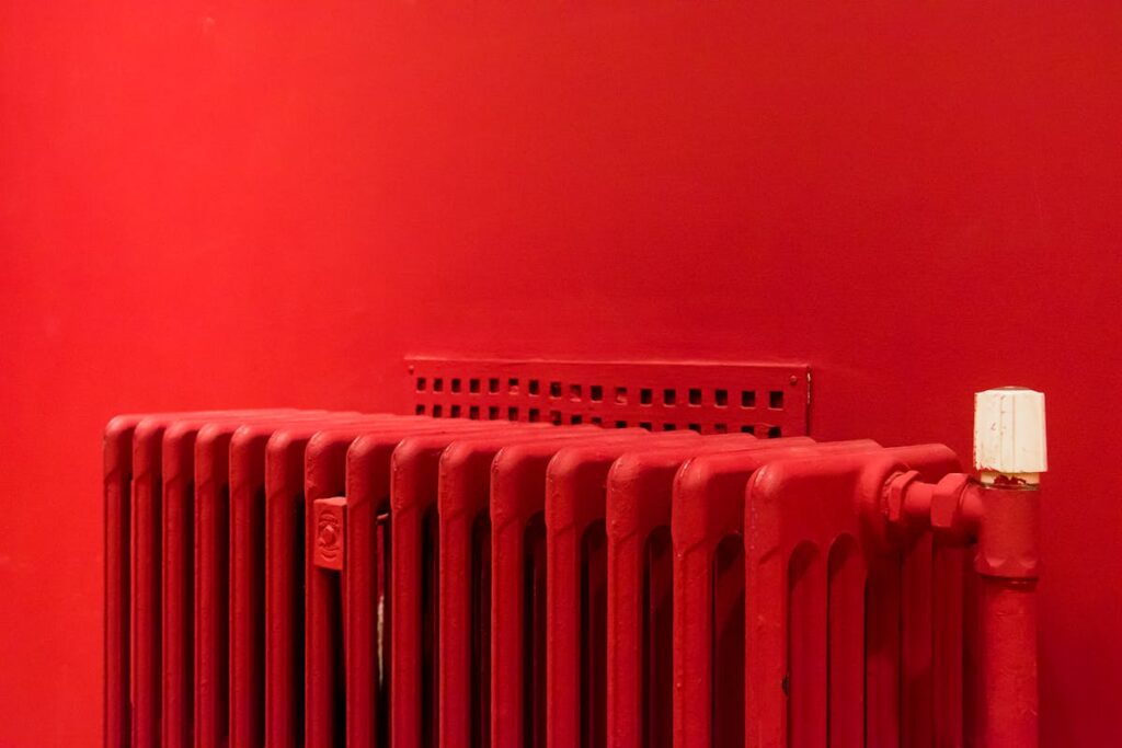 Stop agli incentivi per le caldaie a gas: un termosifone rosso