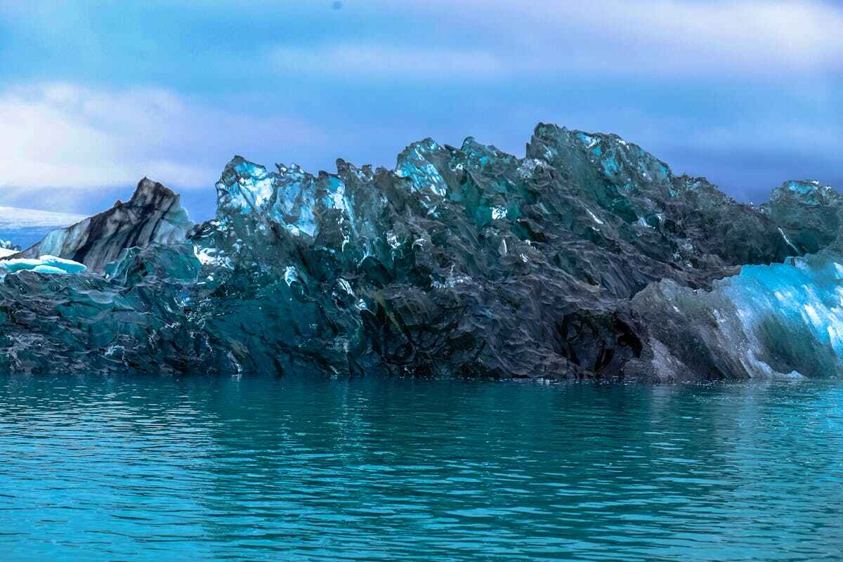 Aree verdi in Antartide: una roccia con del ghiaccio