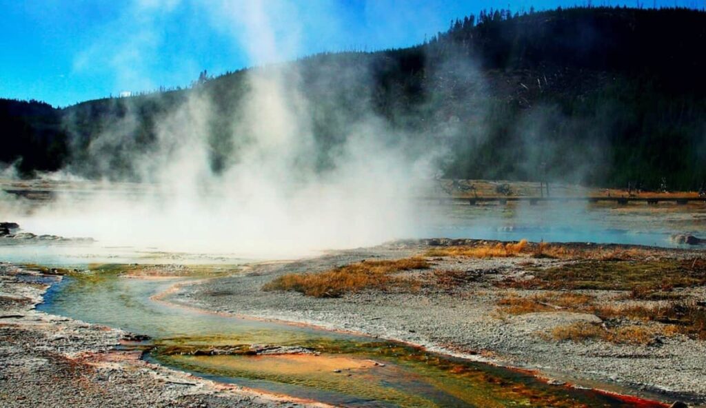 Scopriamo insieme quali sono tutte le caratteristiche di una centrale geotermica e quali sono i vantaggi che apporta a livello ambientale ed energetico.