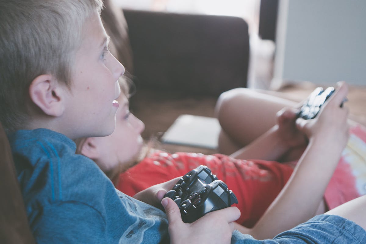 Green gaming: due bambini che giocano ai videogiochi