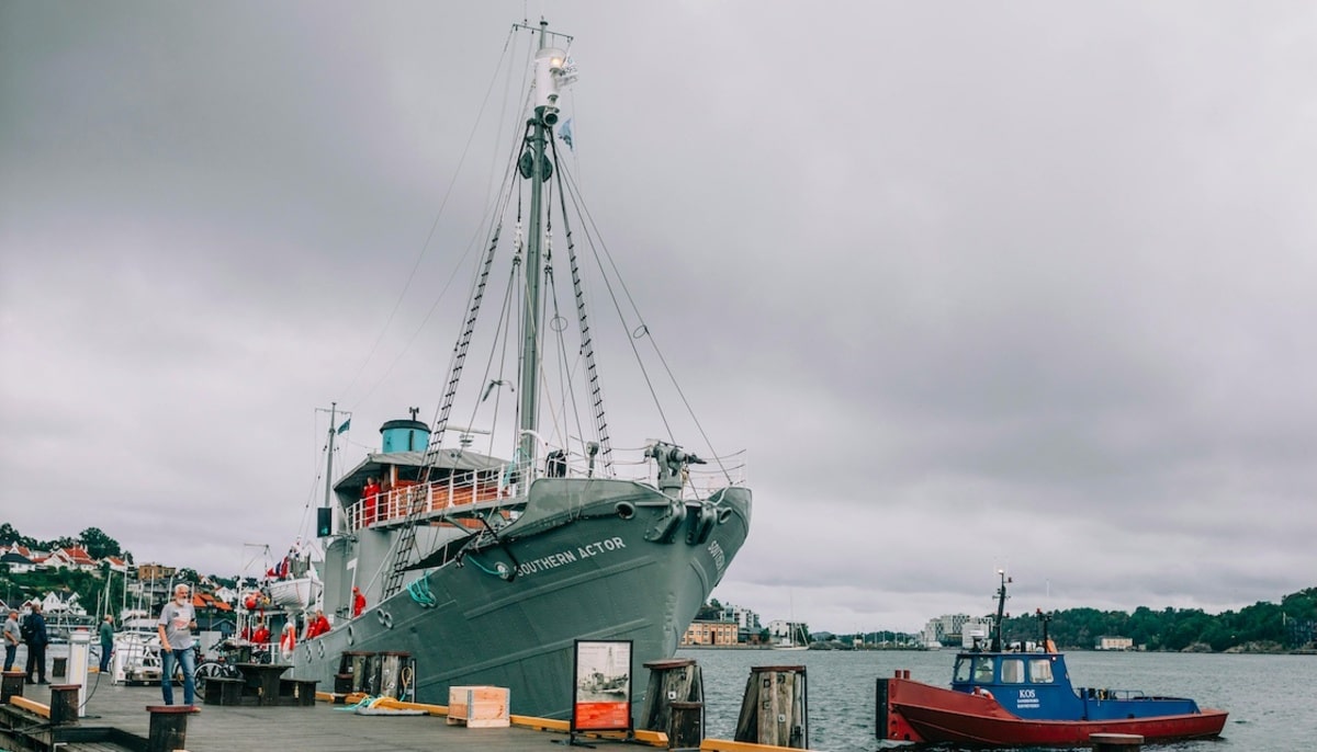 Nave ferma nel porto