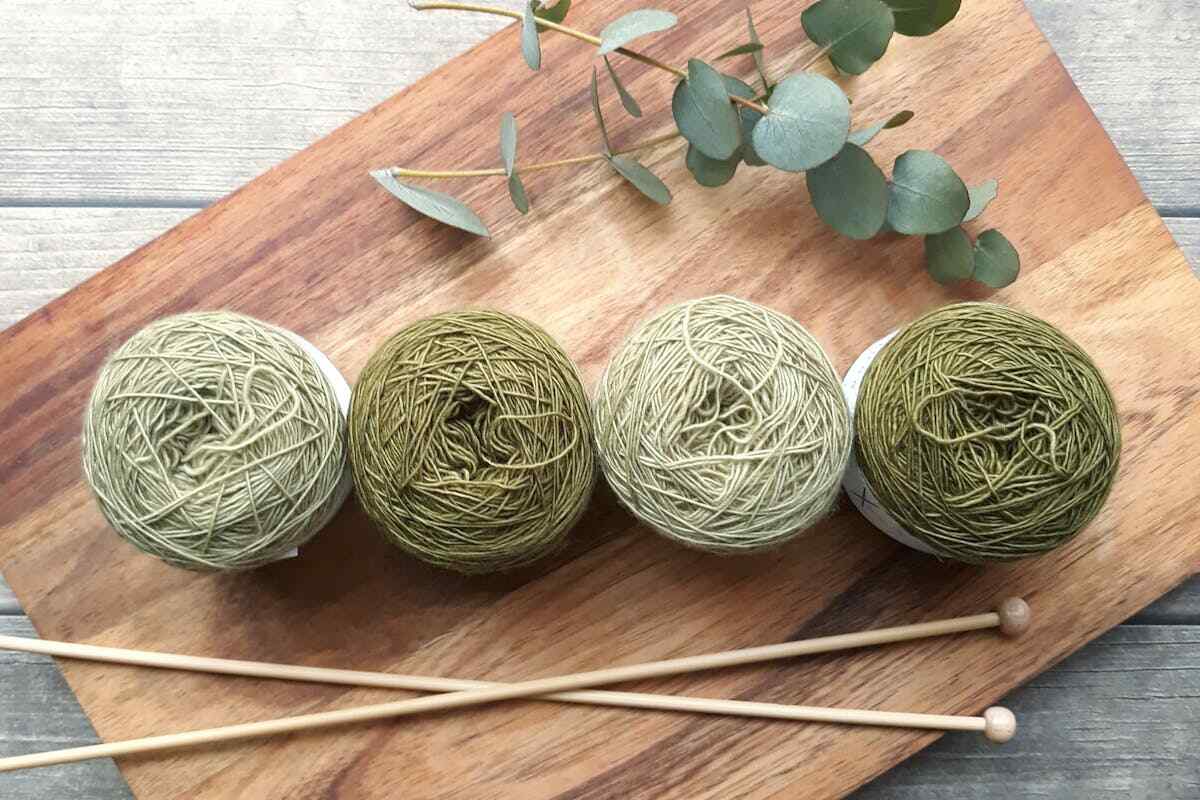 Solid knitting: rocchetti di filo verde