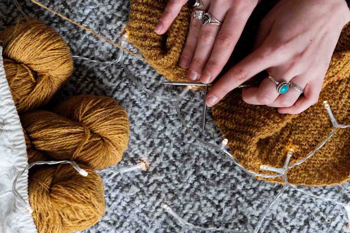 Solid knitting: due mani che lavorano all'uncinetto