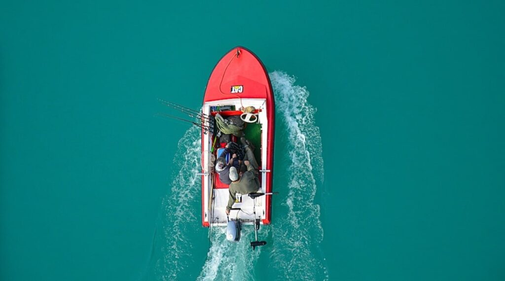 Un pescatore sulla sua barchetta