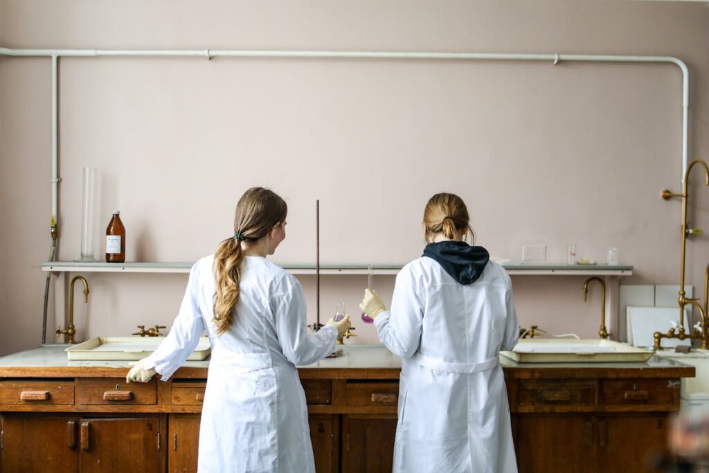 Chimica circolare: due ragazze in un laboratorio di chimica