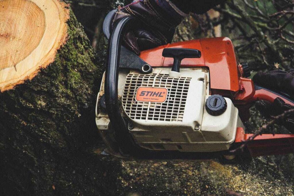 Una motosega che taglia un tronco in una foresta