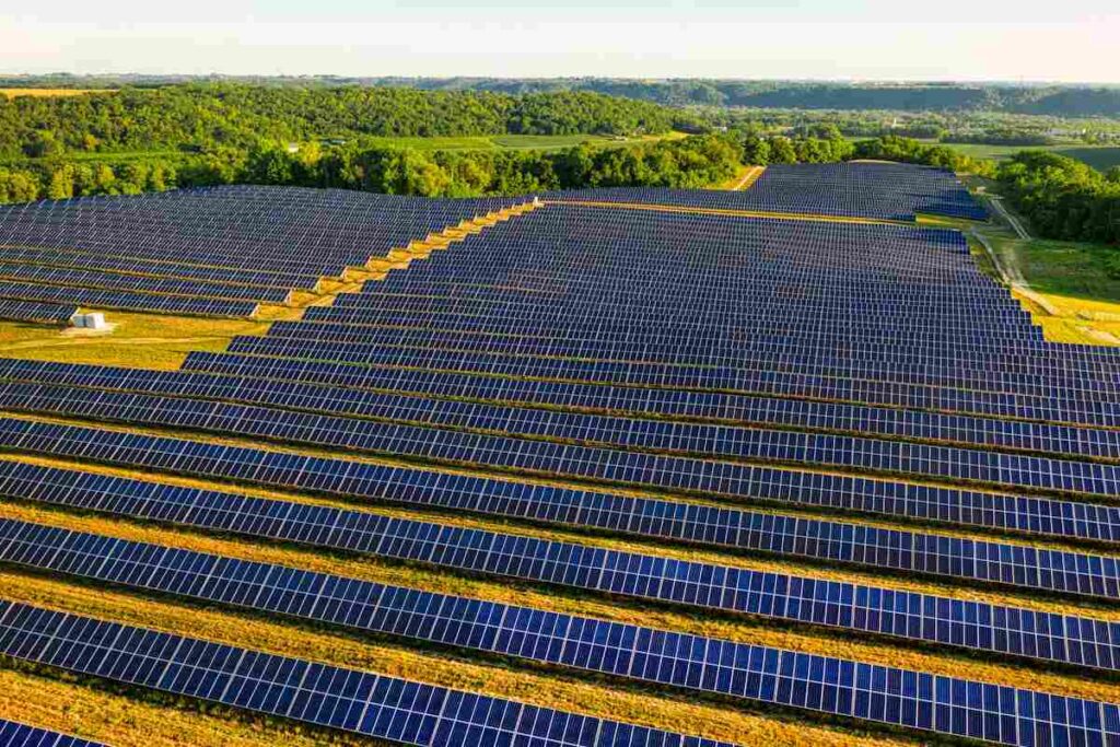 Fotovoltaico a terra: un ampio impianto in un campo