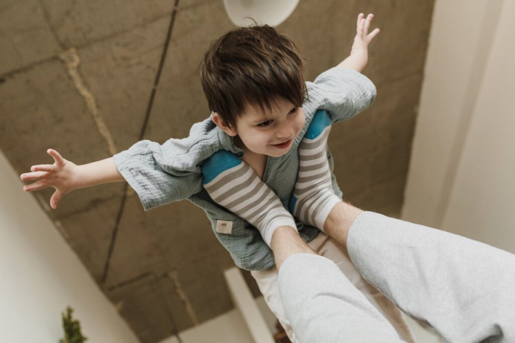 Una mamma solleva il proprio bimbo con i piedi